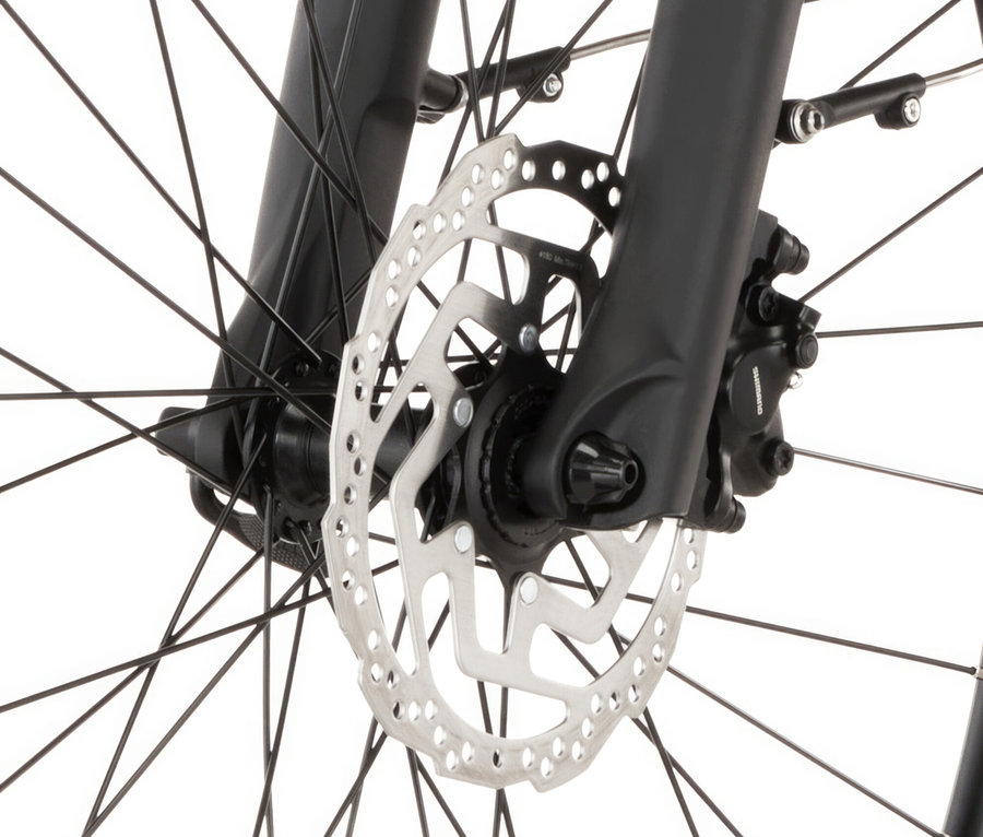 Nahaufnahme vom Vorderrad eines FISCHER City E-Bikes CITA MOVE mit Speichen, Bremsscheibe und Federgabel.