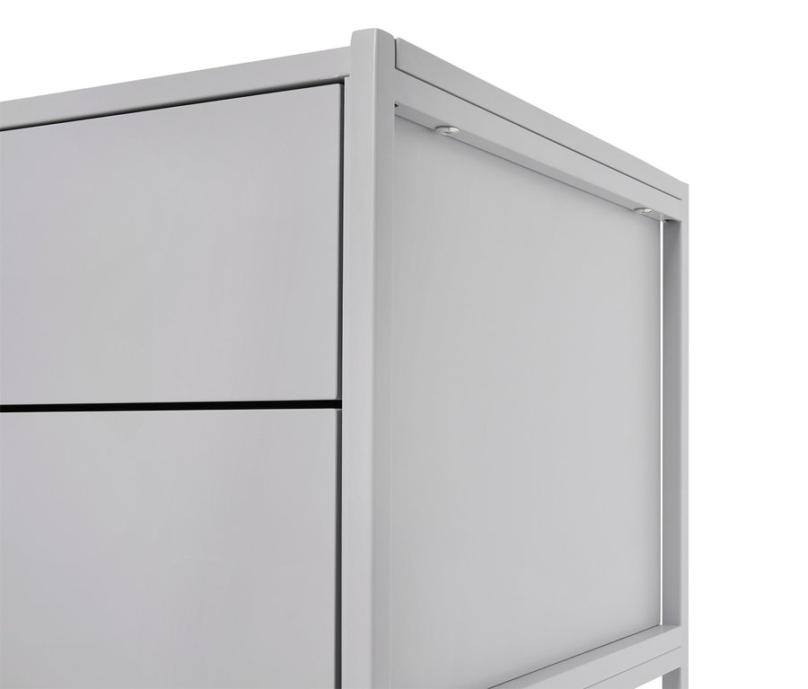 Detailansicht eines hellgrauen Schranks mit Schubladen und einer Schiebetür vor weißem Hintergrund.