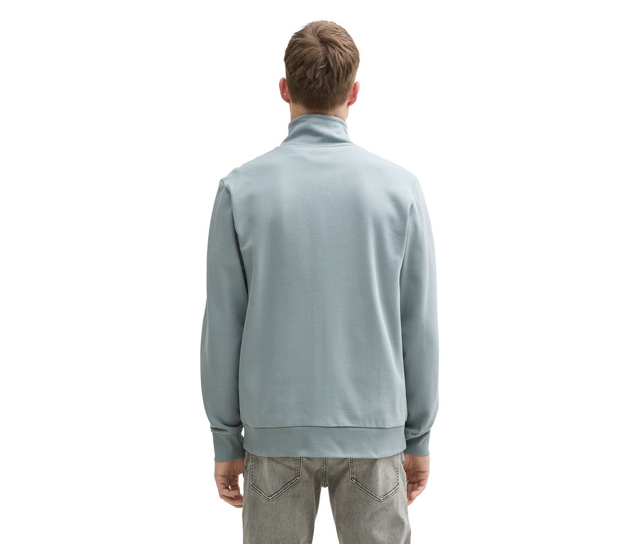 Rückansicht eines Mannes in Tom Tailor Sweatjacke mit Stehkragen, Grey Mint, und grauen Jeans.