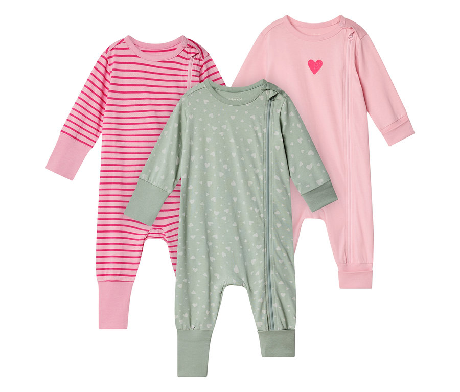 Drei Baby-Schlafanzüge, Herzen-Muster, Streifen und einfarbig rosa, jeweils mit Reißverschluss.