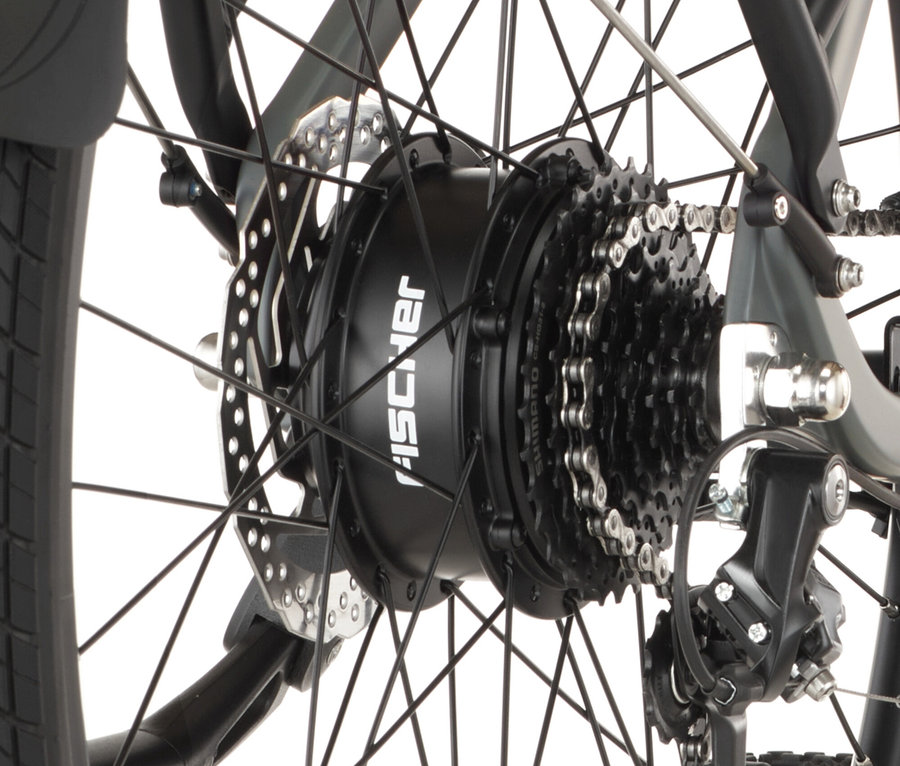 Nahaufnahme vom Hinterrad eines FISCHER City E-Bike CITA MOVE mit Ritzelpaket, Kette und Scheibenbremse.