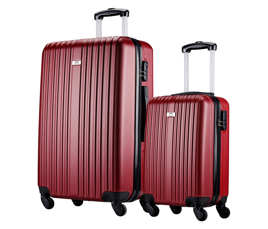 Zwei rote Koffer mit Teleskopgriffen und Rollen stehen nebeneinander vor einem weißen Hintergrund.