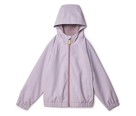 Lila Regenjacke mit Kapuze, Reißverschluss und Taschen liegt auf weißem Grund.