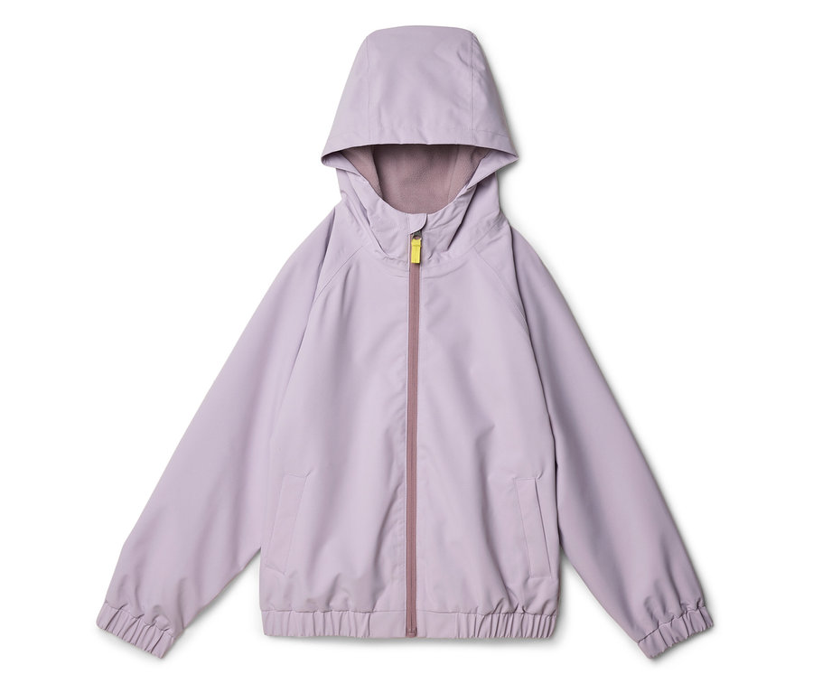 Lila Regenjacke mit Kapuze, Reißverschluss und Taschen liegt auf weißem Grund.