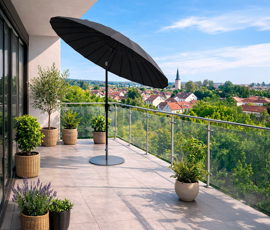 Auf einer Terrasse steht ein anthrazitfarbener Leco Shanghai Sonnenschirm*, Ø 270 cm, neben mehreren Pflanzen in Töpfen.