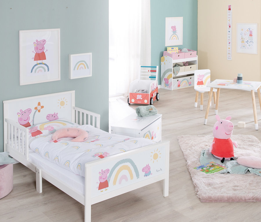 Ein Kinderzimmer mit einem Peppa Pig-Bett, einem Spielzeugwagen, einem Regal und einem Tisch mit Stuhl.