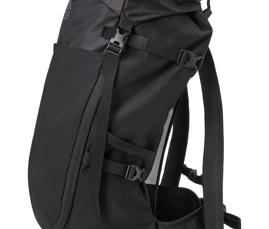 Nahaufnahme eines schwarzen Rucksacks mit Riemen und Schnallen.