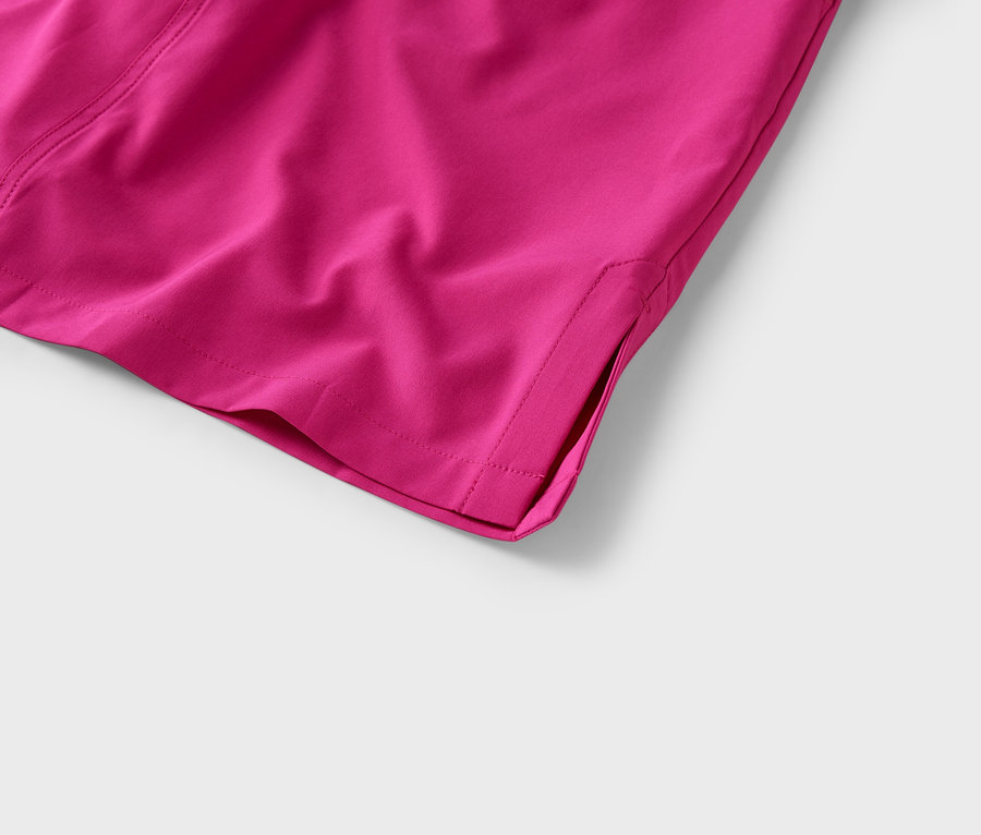 Nahaufnahme der Ecke einer pinkfarbenen Stoffhose mit Schlitz am Saum.