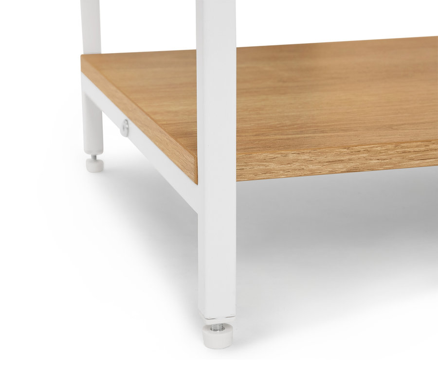 Detailansicht eines Regals mit Holzablage und weißen Beinen.