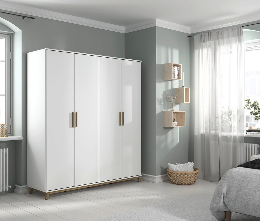 Weißer, 4-türiger rauch Kleiderschrank »Carlsson« mit Drehtüren im Schlafzimmer.