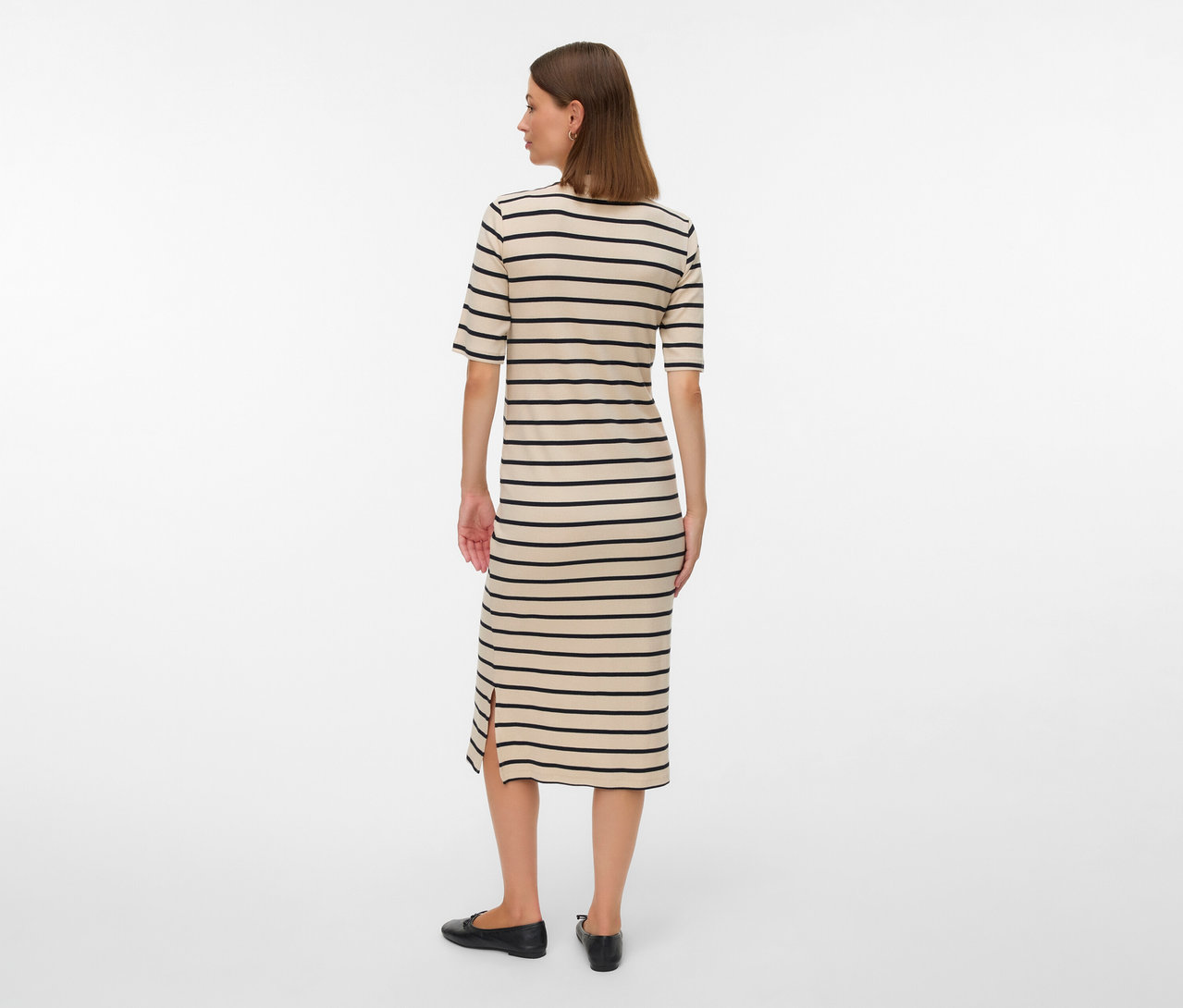 Frau von hinten im MAMALICIOUS Kleid »MLLANE« mit schwarzen Streifen und schwarzen Schuhen.