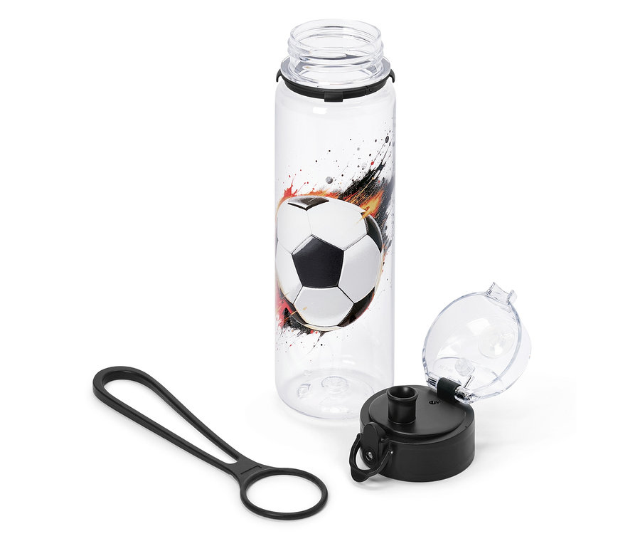 Eine durchsichtige Trinkflasche mit einem Fußballaufdruck, einem schwarzen Deckel und einem schwarzen Haltegurt liegt auf einem weißen Hintergrund.