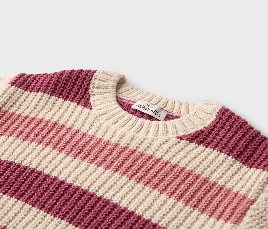 Nahaufnahme eines gestreiften Strickpullovers in Rosa-, Pink- und Cremetönen mit einem Etikett mit der Aufschrift "Happy Kids".