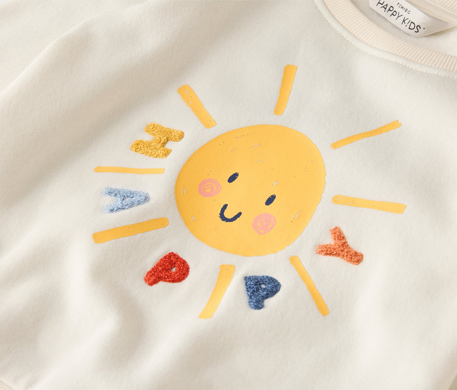 Ein cremefarbenes Sweatshirt mit einer lächelnden Sonne und dem Wort HAPPY.