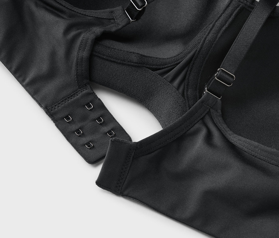 Nahaufnahme eines schwarzen BHs mit Hakenverschluss und verstellbaren Trägern.