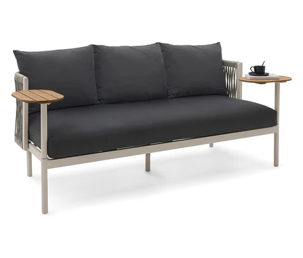 Gartensofa mit 2 Drehtischen und grauen Polstern.