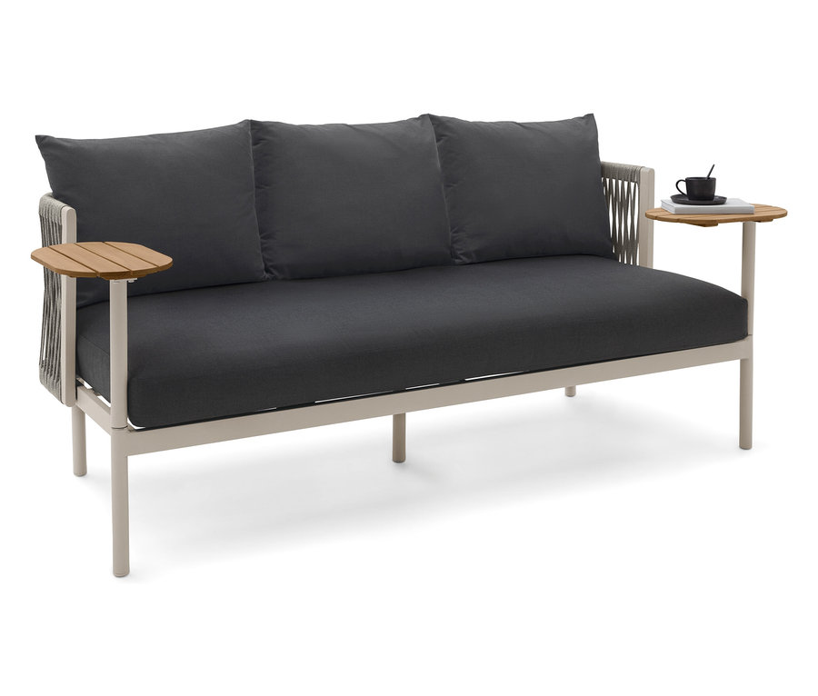 Gartensofa mit 2 Drehtischen und grauen Polstern.