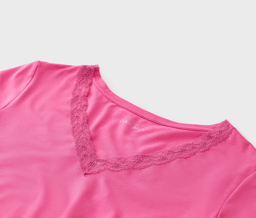 Nahaufnahme eines pinkfarbenen T-Shirts mit V-Ausschnitt und Spitzenbesatz.