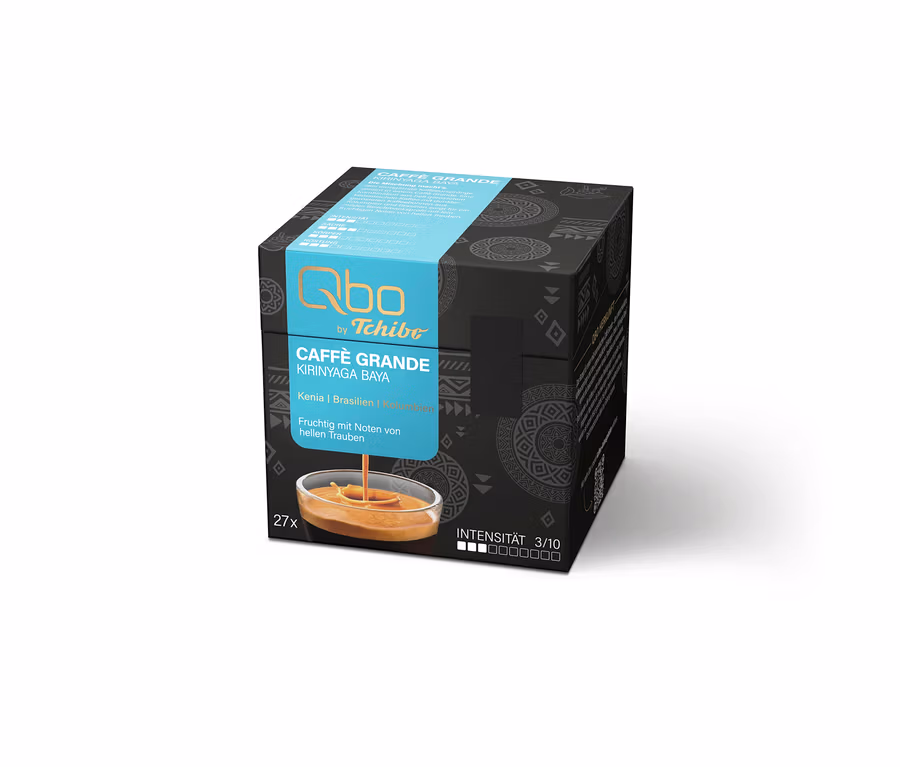 Schwarze Qbo by Tchibo Caffè Grande Kirinyaga Baya Kaffeekapselpackung mit blauem Etikett, 27 Kapseln, Intensität 3/10. Zeigt Kaffee in einer Tasse.