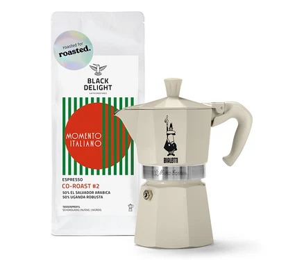 Eine Packung gemahlener Kaffee und ein cremefarbener Bialetti Moka Express Kocher.