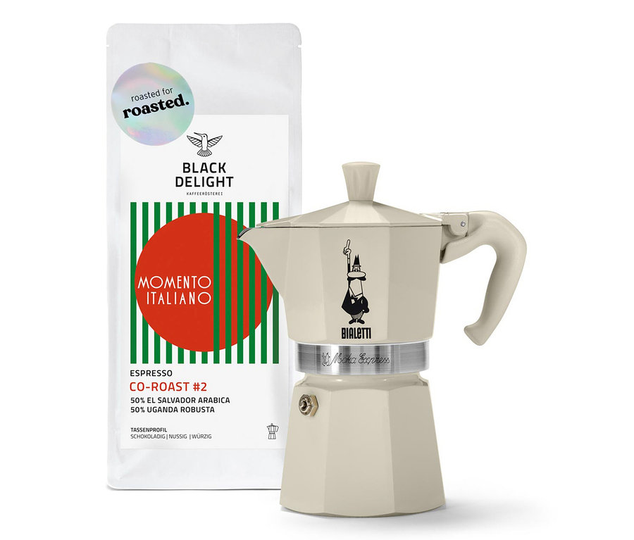 Eine Packung gemahlener Kaffee und ein cremefarbener Bialetti Moka Express Kocher.