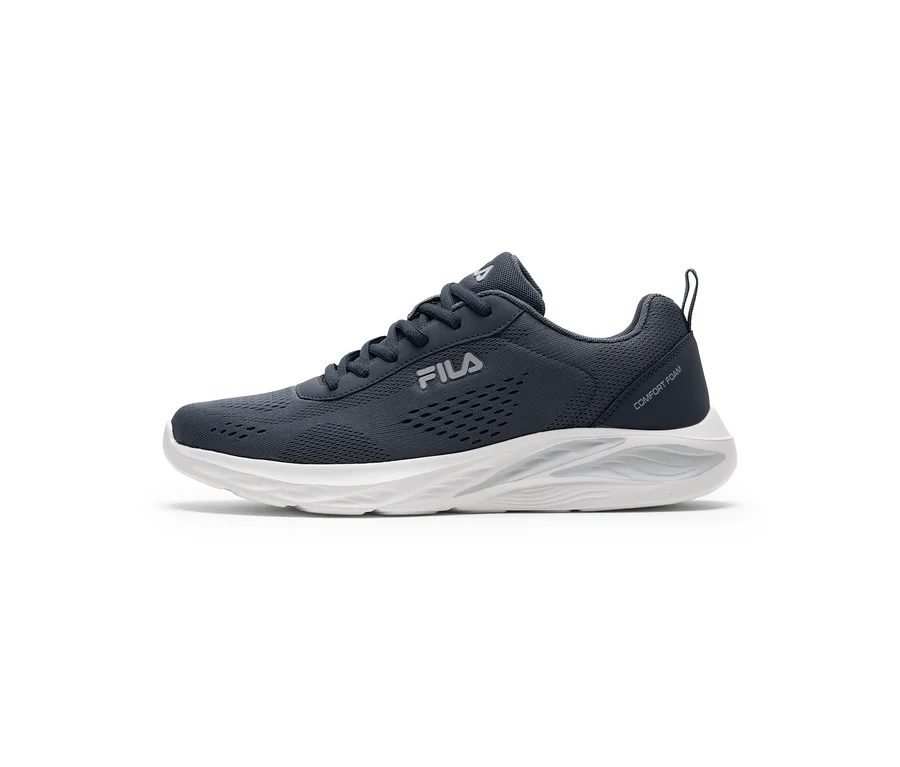 Dunkelgrauer Sportschuh mit weißer Sohle und Schnürsenkeln, Fila-Logo an der Seite, Aufschrift „Comfort Foam“ an der Ferse.