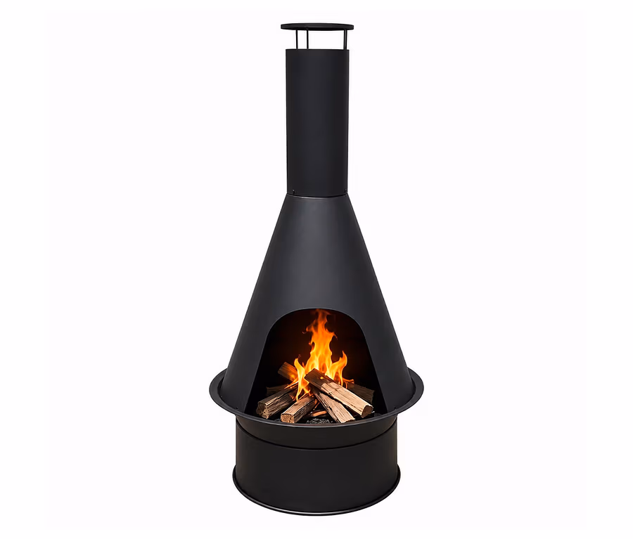 Schwarzer Stahl-Terrassenofen mit brennendem Holzfeuer.