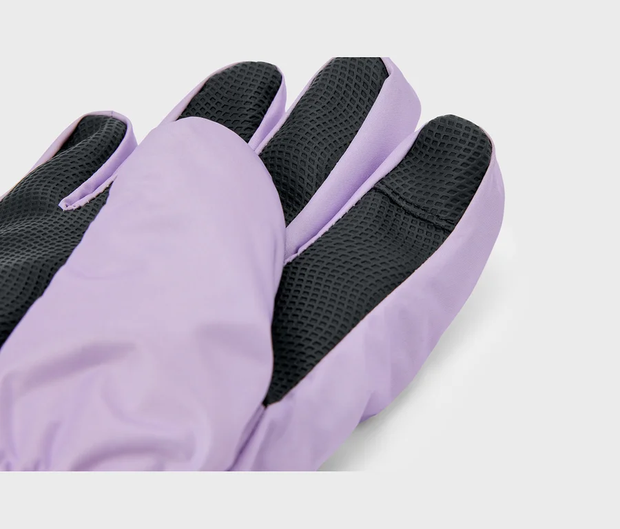 Nahaufnahme eines hellvioletten Handschuhs mit schwarzem, strukturiertem Material auf Handfläche und Fingern.