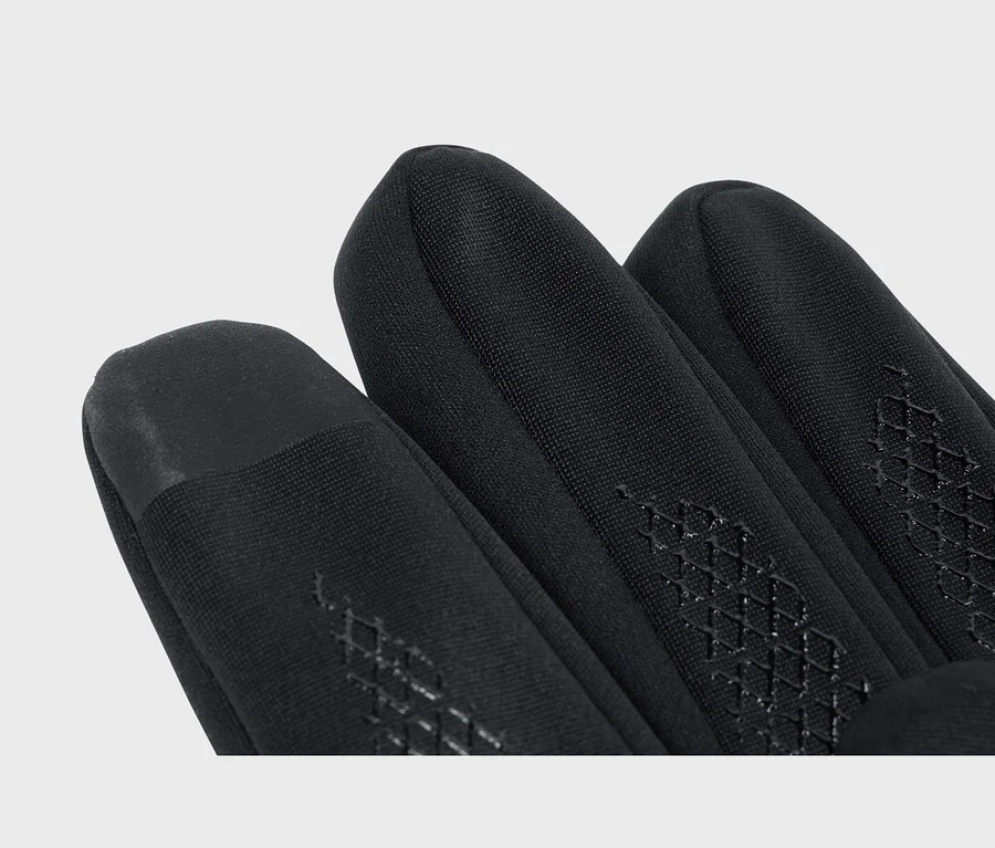 Nahaufnahme eines schwarzen Handschuhs mit gummierten Fingerspitzen und rautenförmigem Griffmuster.