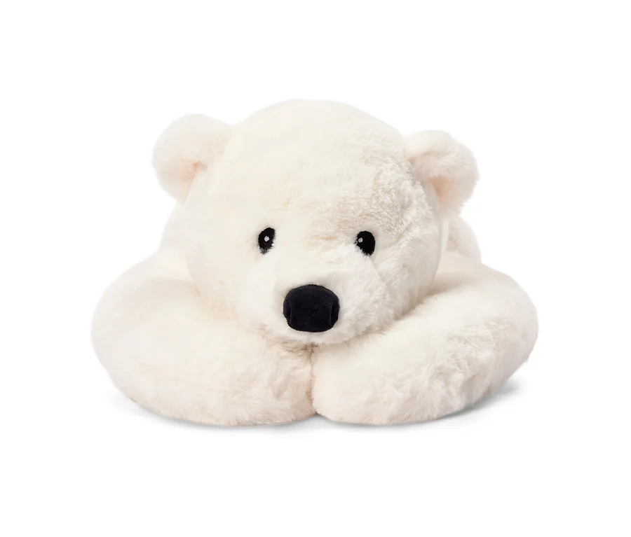 Weißer flauschiger Plüsch-Eisbär liegt mit den Vorderpfoten unter dem Kopf, nach vorne blickend.