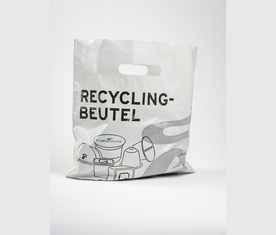 Weißer Recycling-Beutel mit schwarzem Schriftzug „RECYCLING-BEUTEL“ und grauen Illustrationen von Kaffeekapseln, darunter „Cafissimo“ und „EDUSCHO“.