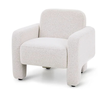 Ein cremefarbener Bouclé-Sessel mit abgerundetem, modernem Design, dicken Armlehnen und kurzen, runden Beinen.