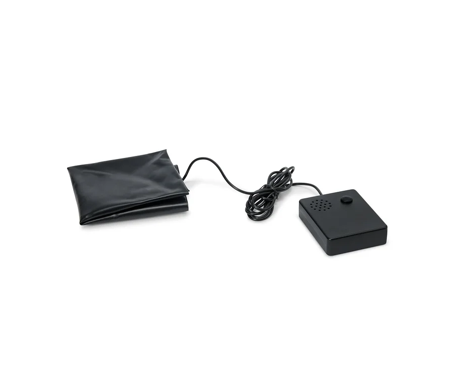 Ein schwarzes, beheizbares Kissen ist mit einem schwarzen Controller durch ein Kabel verbunden.