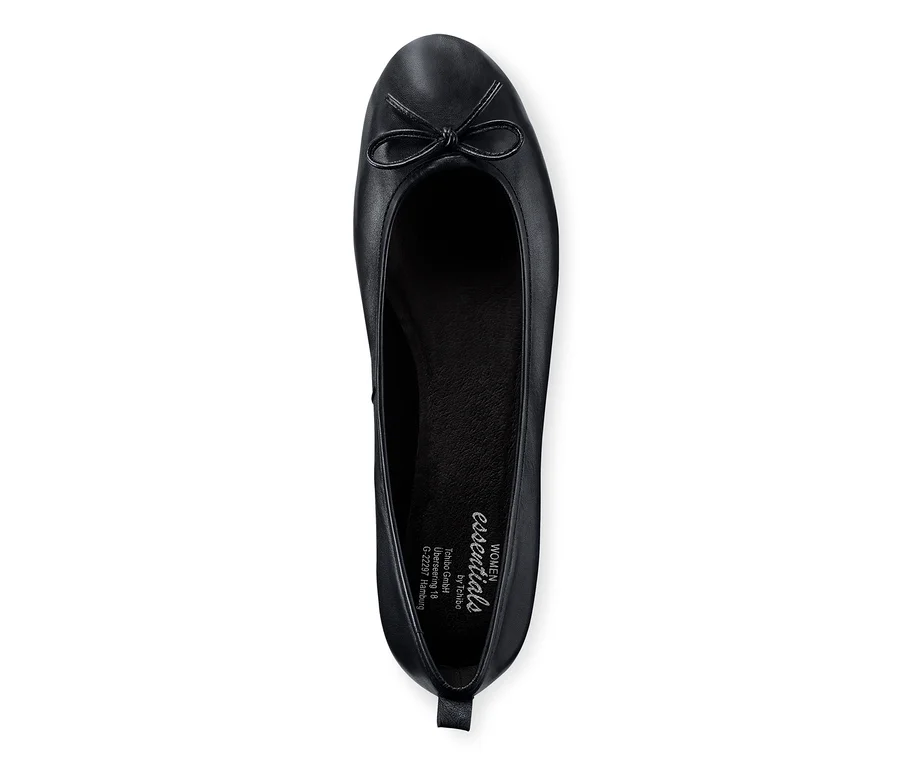 Detailaufnahme von oben von einem Paar Leder-Ballerinas.