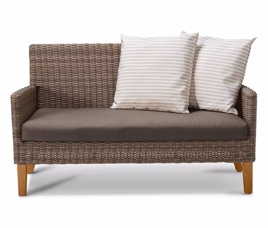 Ein Gartensofa, 2-Sitzer mit braunem Sitzkissen und zwei gestreiften Kissen.