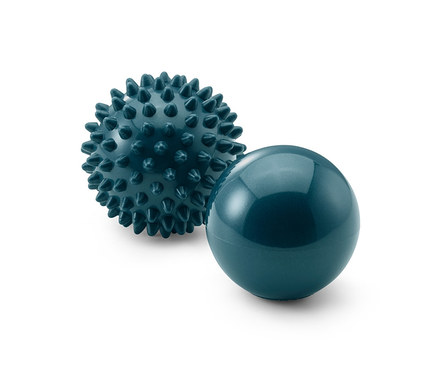 Zwei blaue Massagebälle auf einem weißen Hintergrund. Ein Ball ist glatt und der andere hat Noppen.