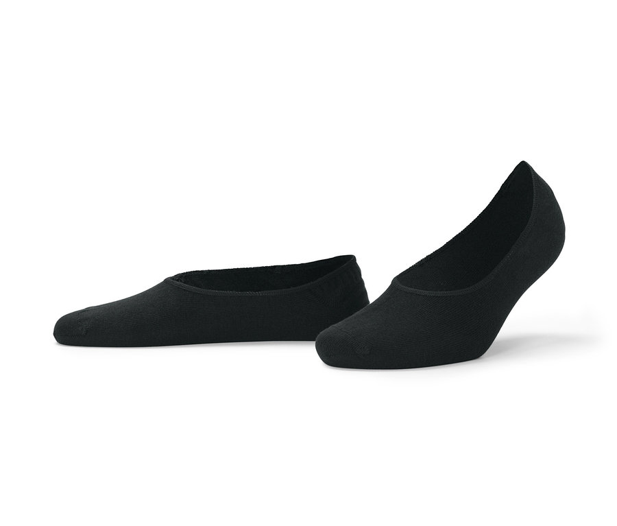 Zwei schwarze Paar Sneaker-Füßlinge liegen auf dem Untergrund.