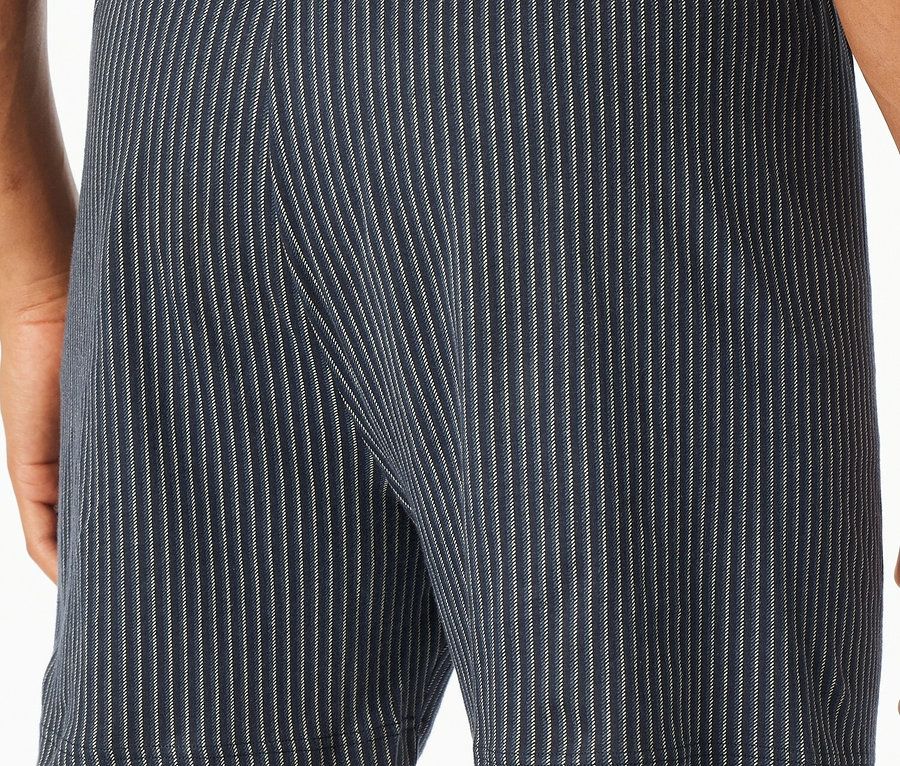Rückansicht eines Mannes in gestreiften Shorts.