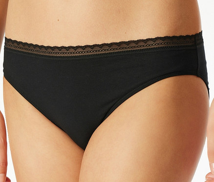 Detailaufnahme einer schwarzen Damenunterhose mit Spitze am Bund.