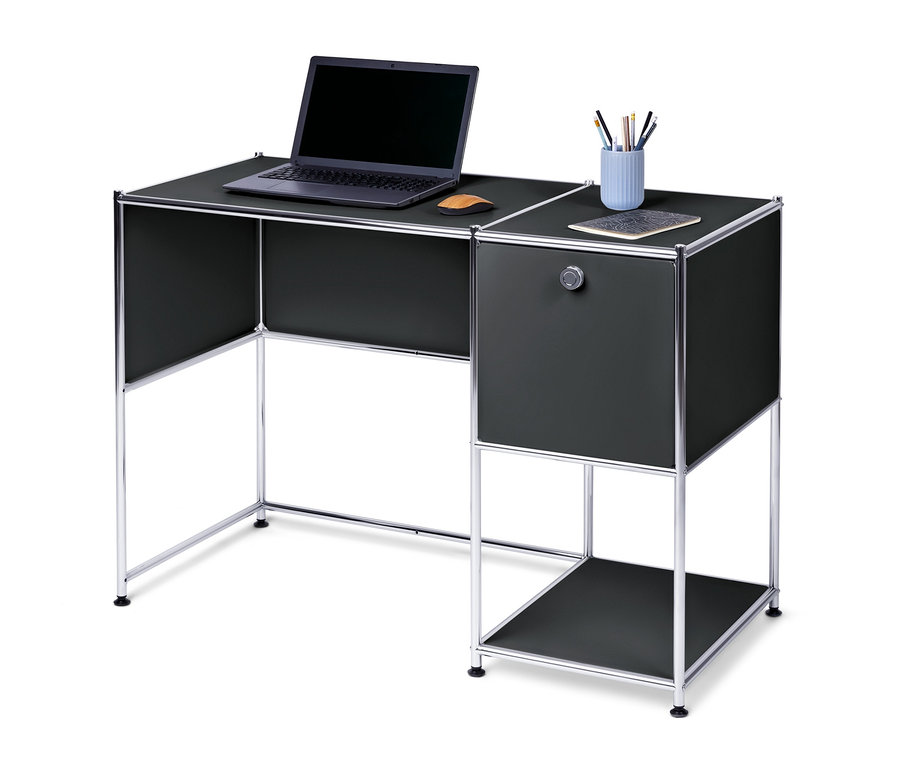 Auf einem schwarzen Schreibtisch Metall »CN3« mit Klapptür stehen ein Laptop, eine Maus, ein Notizblock, Stifte und ein Stiftehalter.