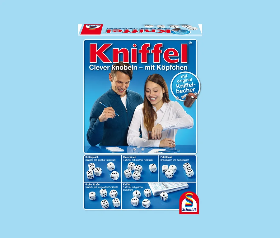Zwei Personen spielen das Spiel Schmidt Spiele Classic Line – Kniffel®, mit großem Spielblock. Eine Frau würfelt, ein Mann hält einen Stift über einem Block.