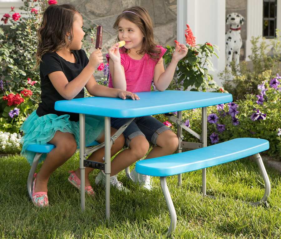 Zwei Mädchen sitzen an einem blauen LIFETIME Kinder-Picknicktisch »80094G« und essen Eis.