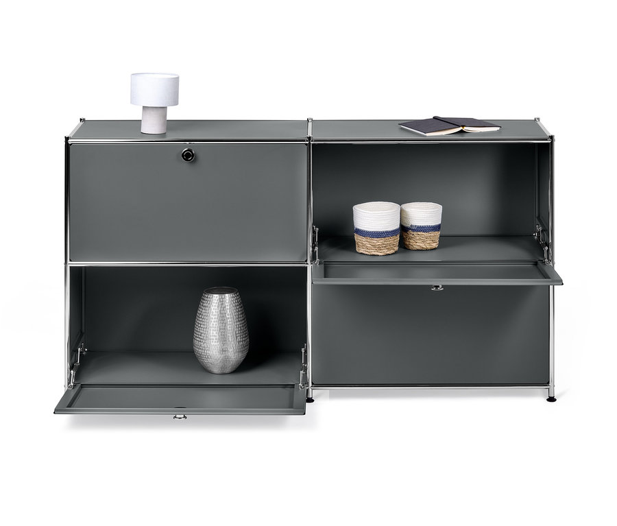 Graues Sideboard Metall »CN3« mit 4 Klappfächern, davon zwei geschlossen, zwei offen, darin Vase und zwei Körbe.