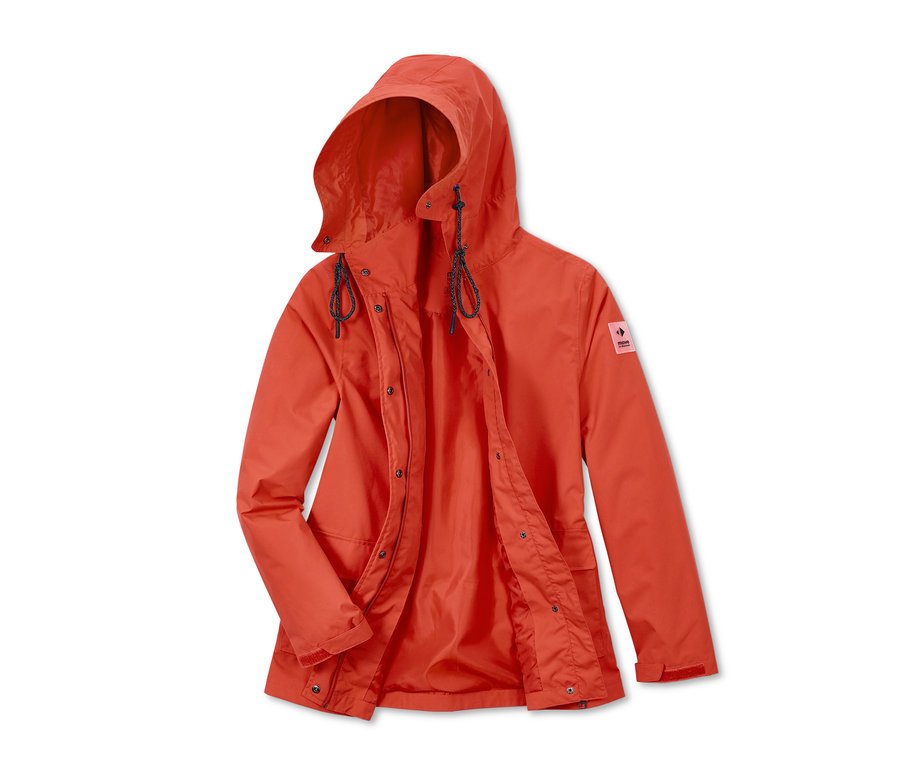 Eine offene, orange Allwetterjacke mit Kapuze liegt.