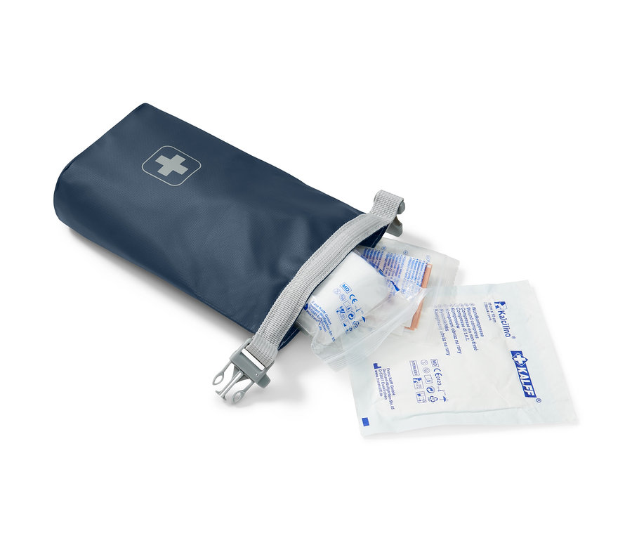Geöffnete blaue Erste-Hilfe-Tasche mit weißem Kreuz und Inhalt.