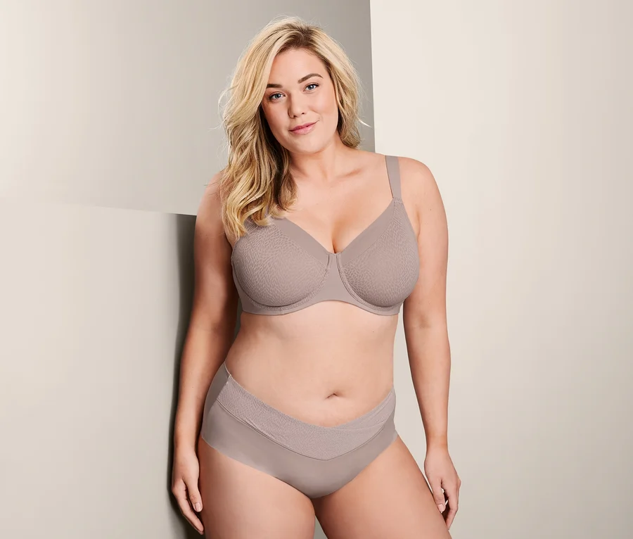 Blonde Frau posiert in Minimizer-BH und passendem Slip.