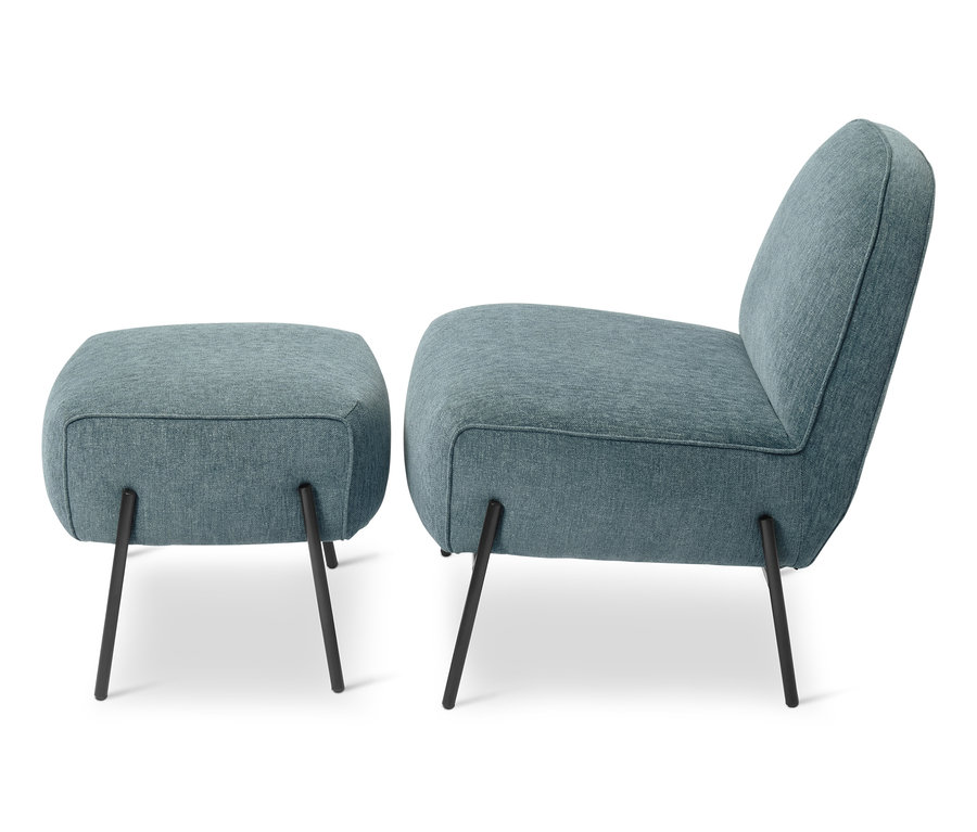 Blauer Sessel mit Fußhocker auf weißem Hintergrund.