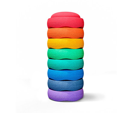 Auf einem weißen Hintergrund sind acht bunte COLORS Stapelsteine »Rainbow great« gestapelt.