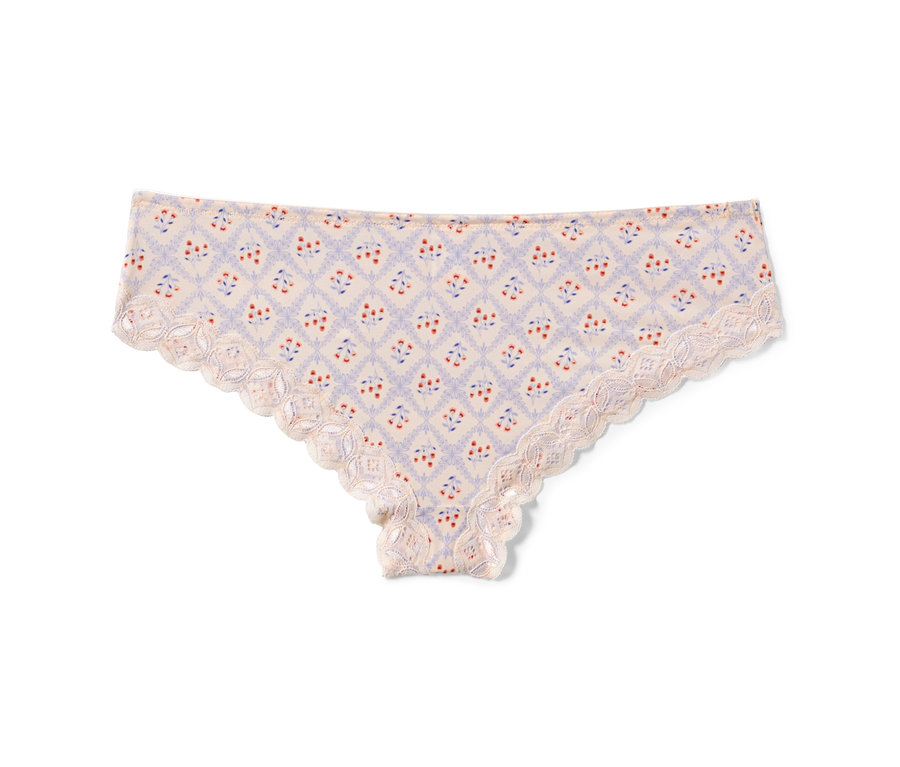 Einzelner Creme farbiger Brazil Slip mit Alloverprint auf weißem Hintergrund.