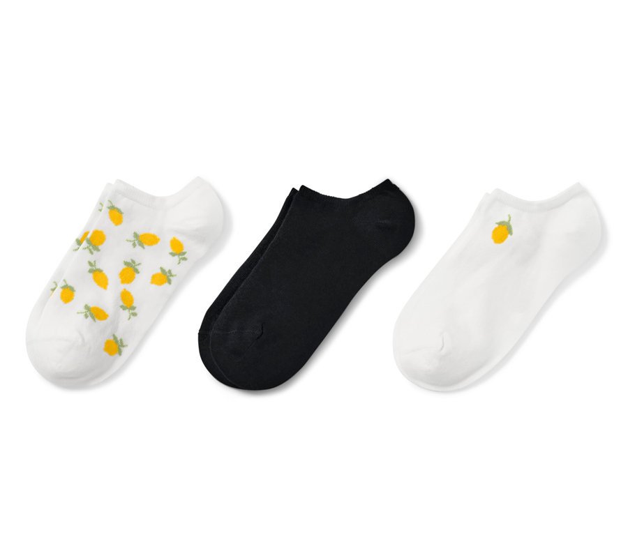 Drei Paar Sneakersocken sind zu sehen. Ein Paar ist weiß mit gelben Zitronen bedruckt, ein Paar ist schwarz und ein Paar ist weiß mit einer einzelnen gelben Zitrone.